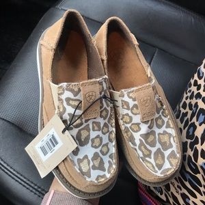 NWT GIRL’S ARIAT CRUISERS!
